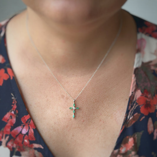 Collar en oro blanco 10k con cruz de marquesas de esmeraldas y diamantes