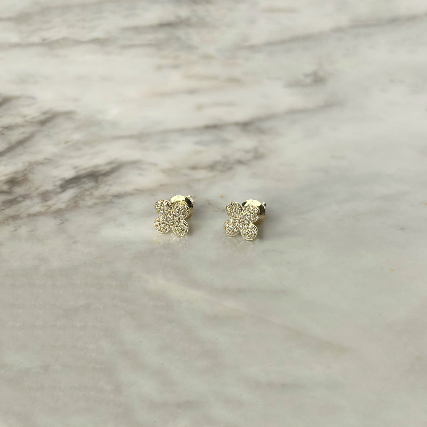 Aretes en oro amarillo 10k en forma de flor cuatro pétalos con diamantes 0.15ctw