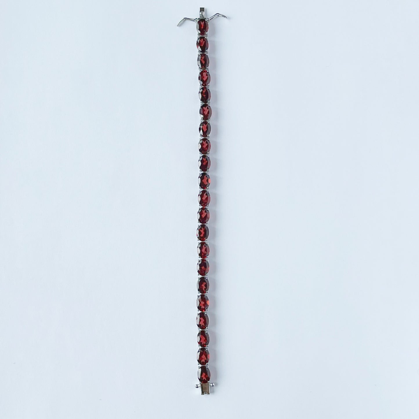 Pulsera tipo tenis de plata con granates