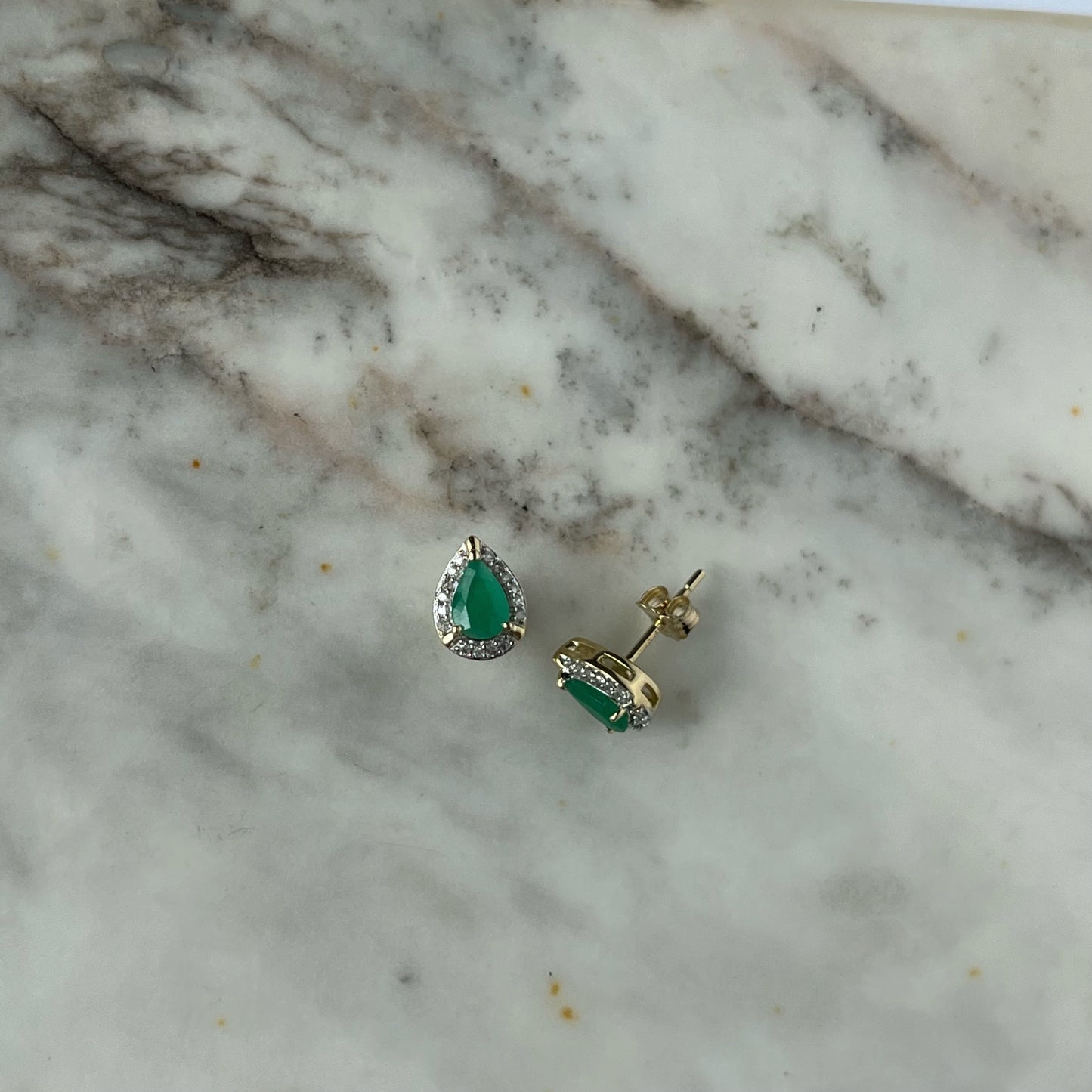 Aretes en oro amarillo 10k en forma de gota con esmeralda y diamantes 0.10ctw