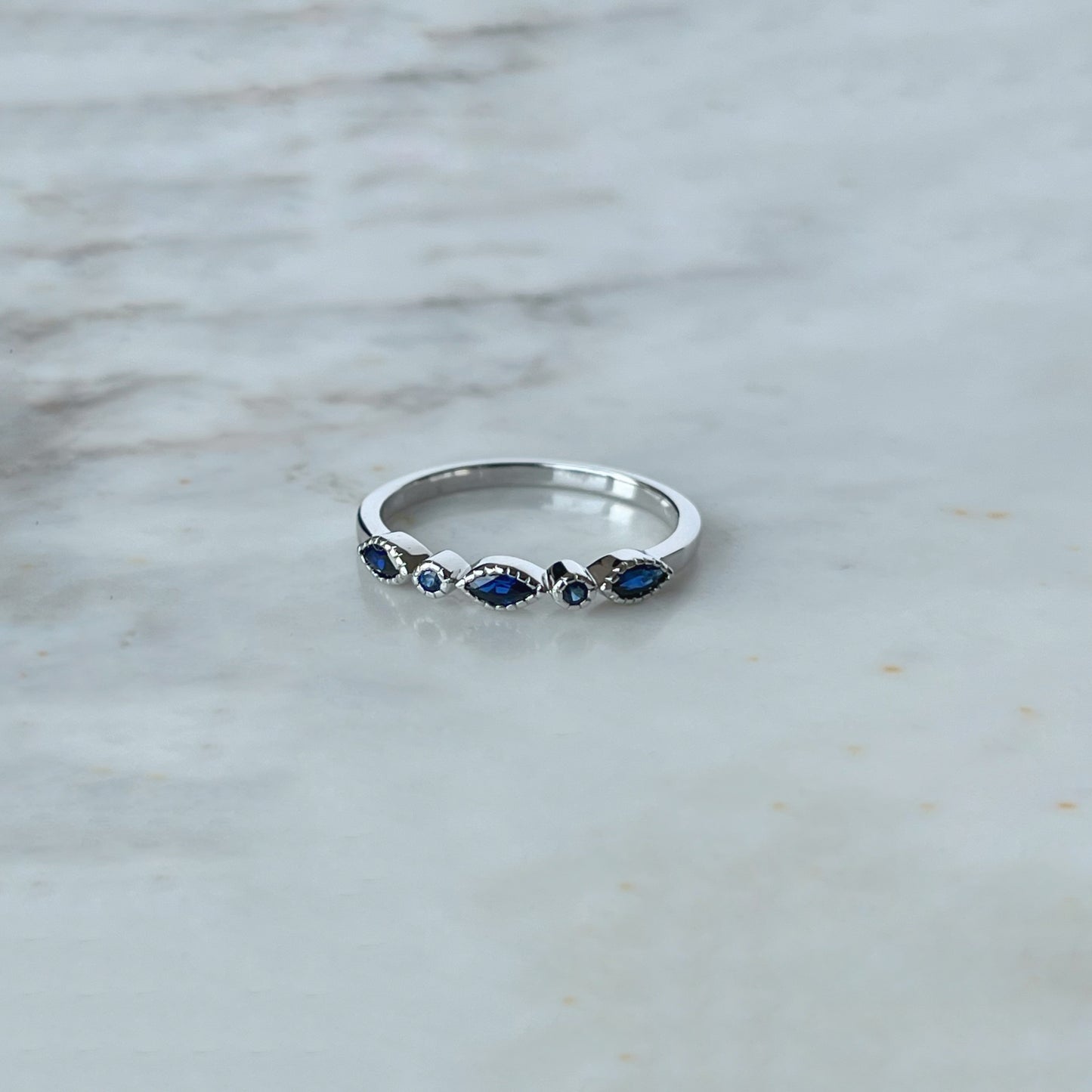 Anillo en oro blanco 10k con zafiros, marquesas y redondas