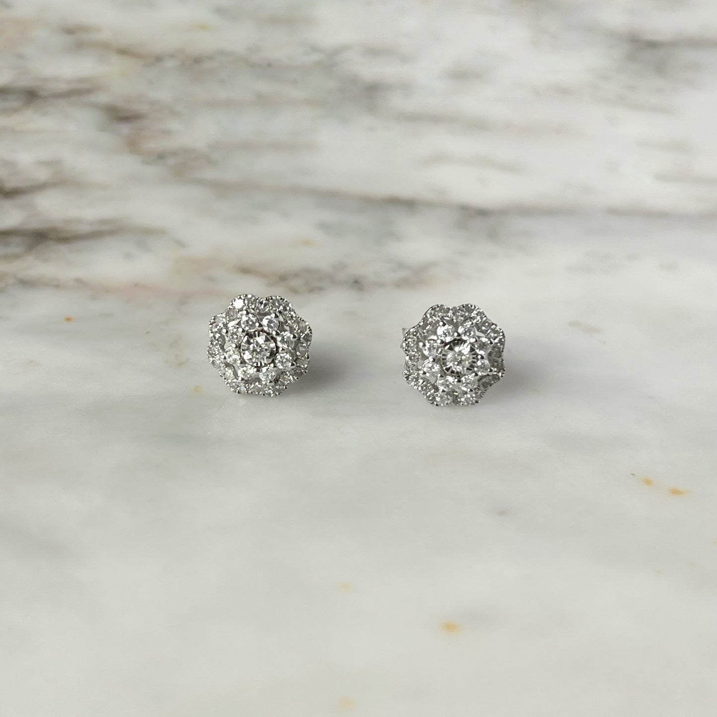 Aretes en oro blanco 14k con forma de florcita de diamantes 0.33ctw