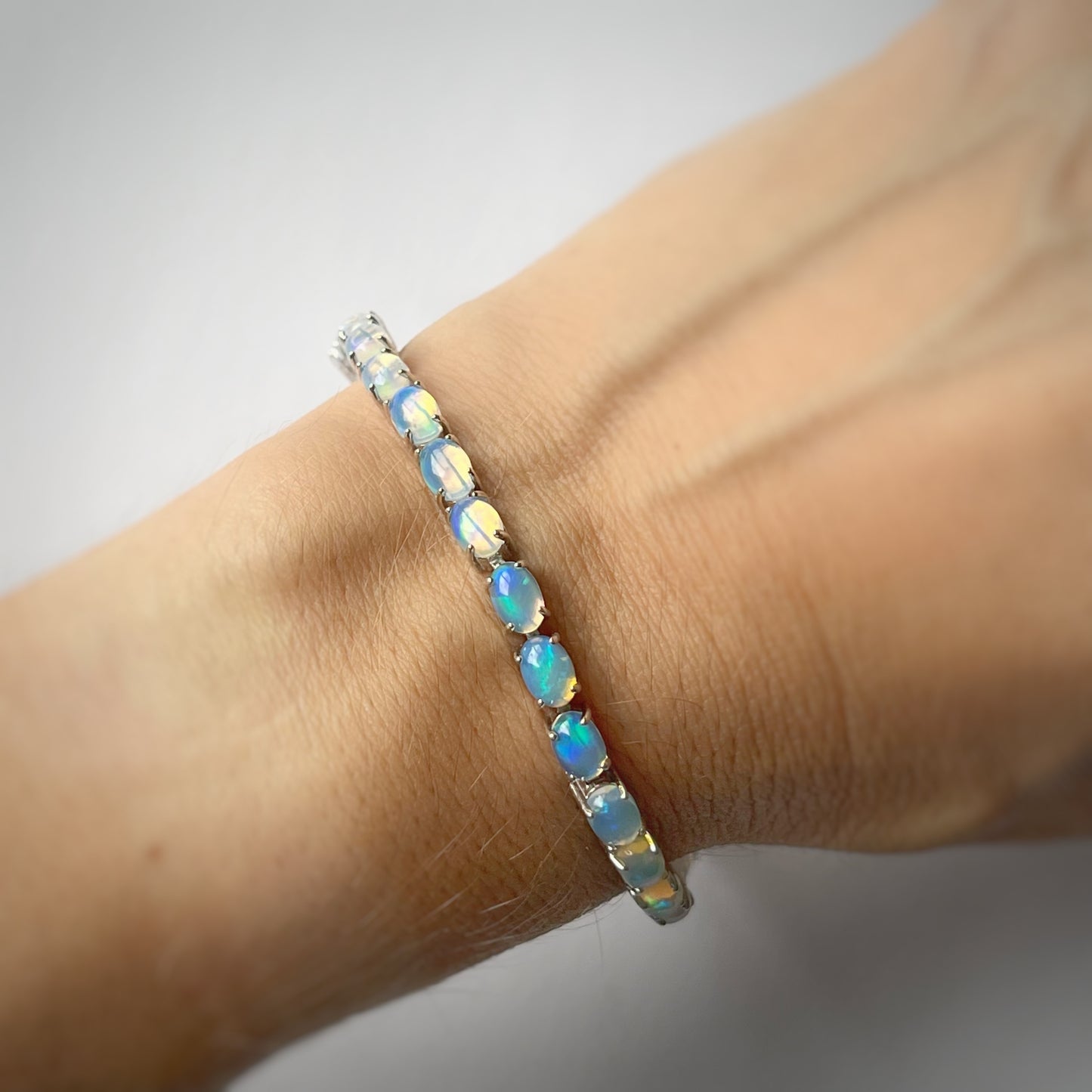 Pulsera de plata con ópalo ovalado