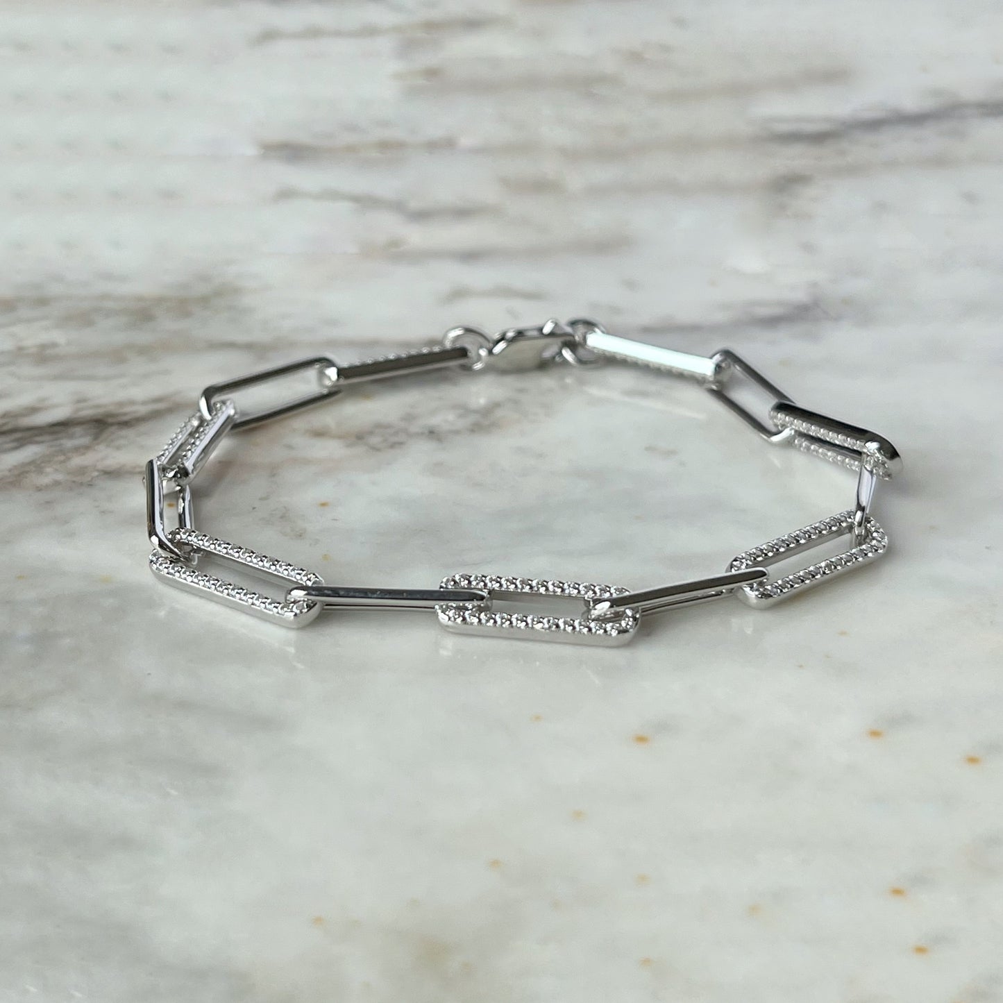Pulsera de plata Paloma paper clip con circonitas en baño de oro blanco
