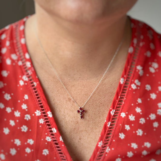 Collar con cruz en oro blanco 14k con rubí y diamante