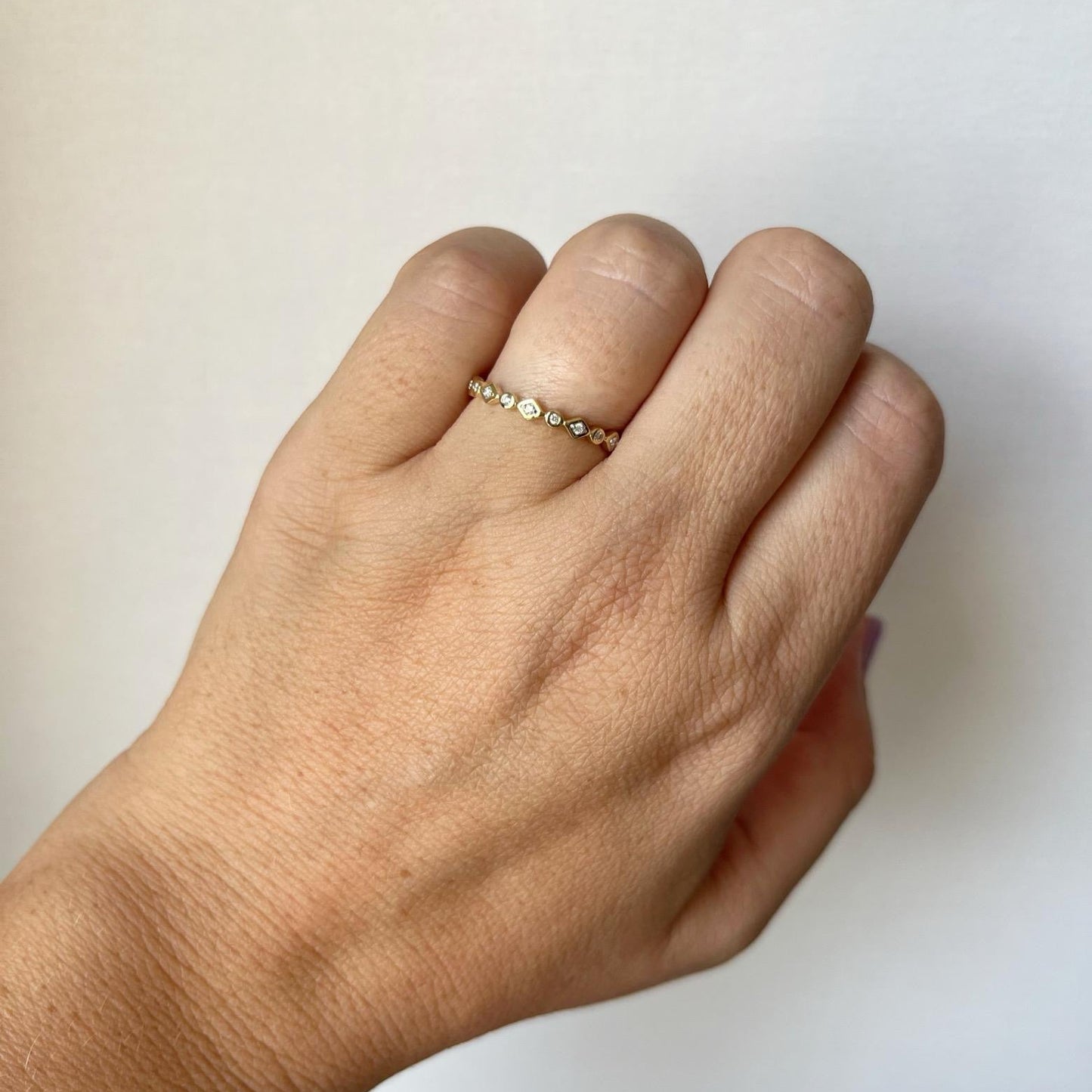 Anillo medio cintillo de rombo y círculo con diamantes 0.10ctw en oro amarillo 10k