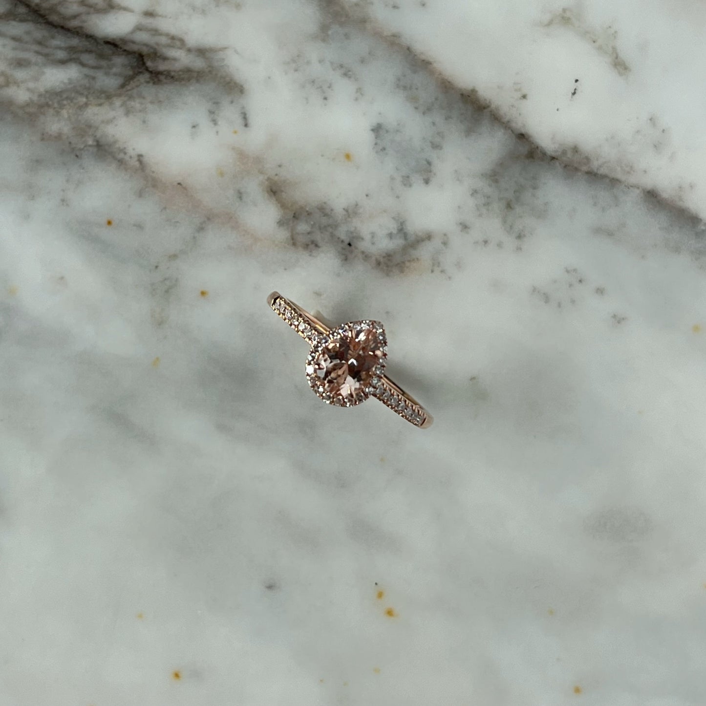 Anillo en oro rosa 14k con morganita pera 0.60ct y diamantes 0.16ctw