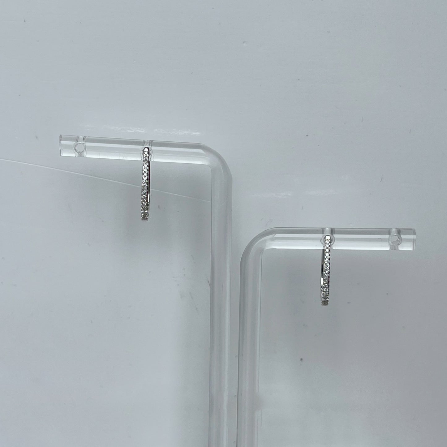 Argollas alargadas en oro blanco 14k con diamantes 0.13ctw
