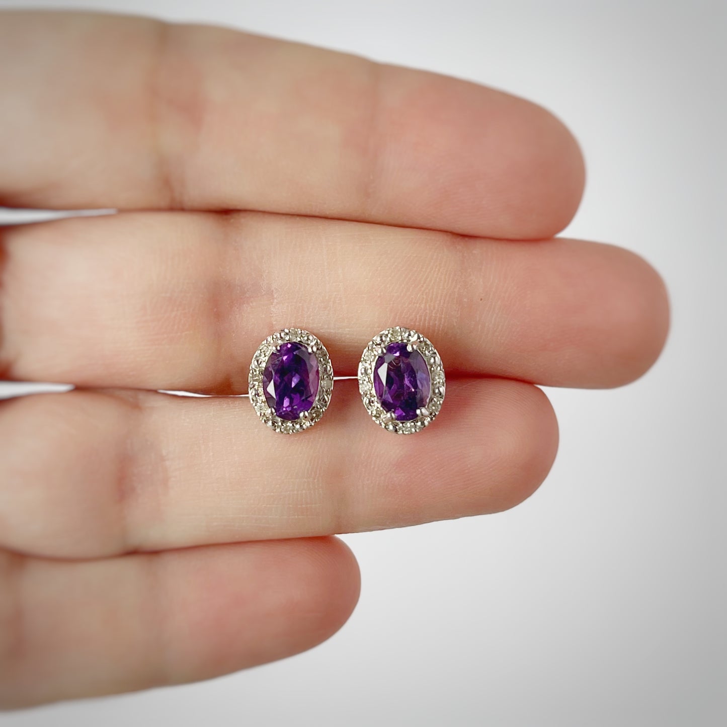 Aretes en oro blanco 14k con amatista ovalado y diamantes 0.10ctw
