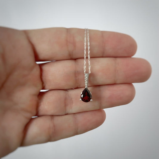 Collar en oro blanco 10k con dije de gota de granate y diamante 0.03ctw