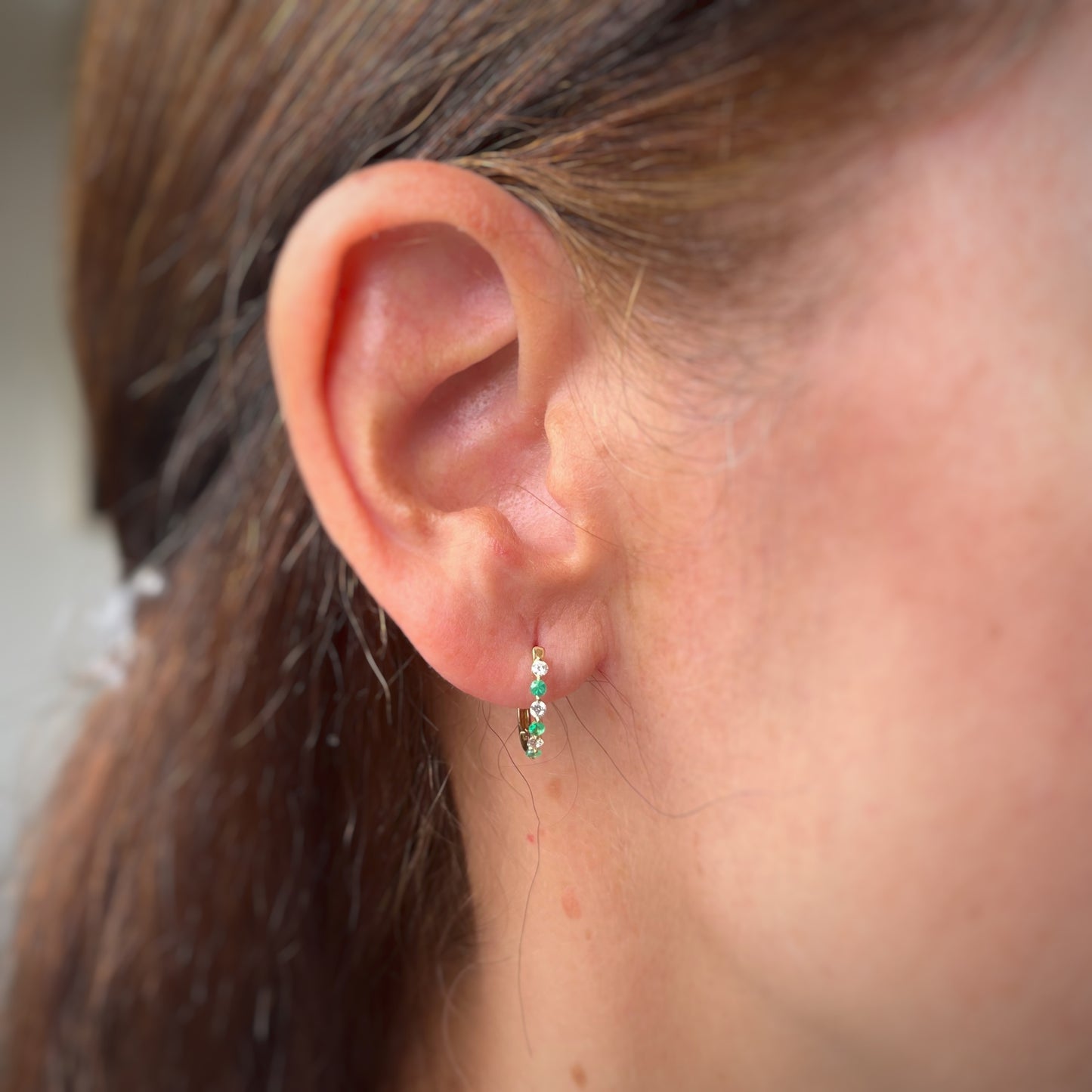 Argollas en oro amarillo 10k con diamantes 0.12ctw y esmeraldas