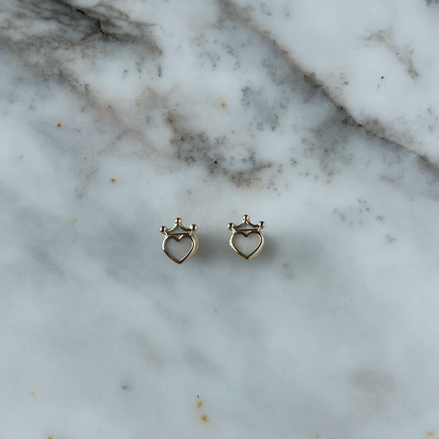 Aretes en oro amarillo 14k con corazón en madre perla con corona con broche rosca