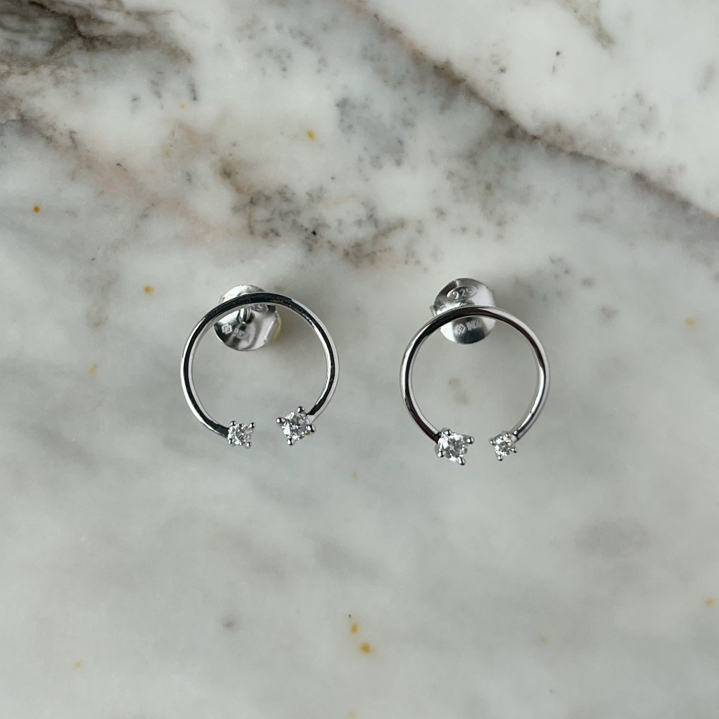 Aretes círculo abierto en plata con diamante de 0.14ctw