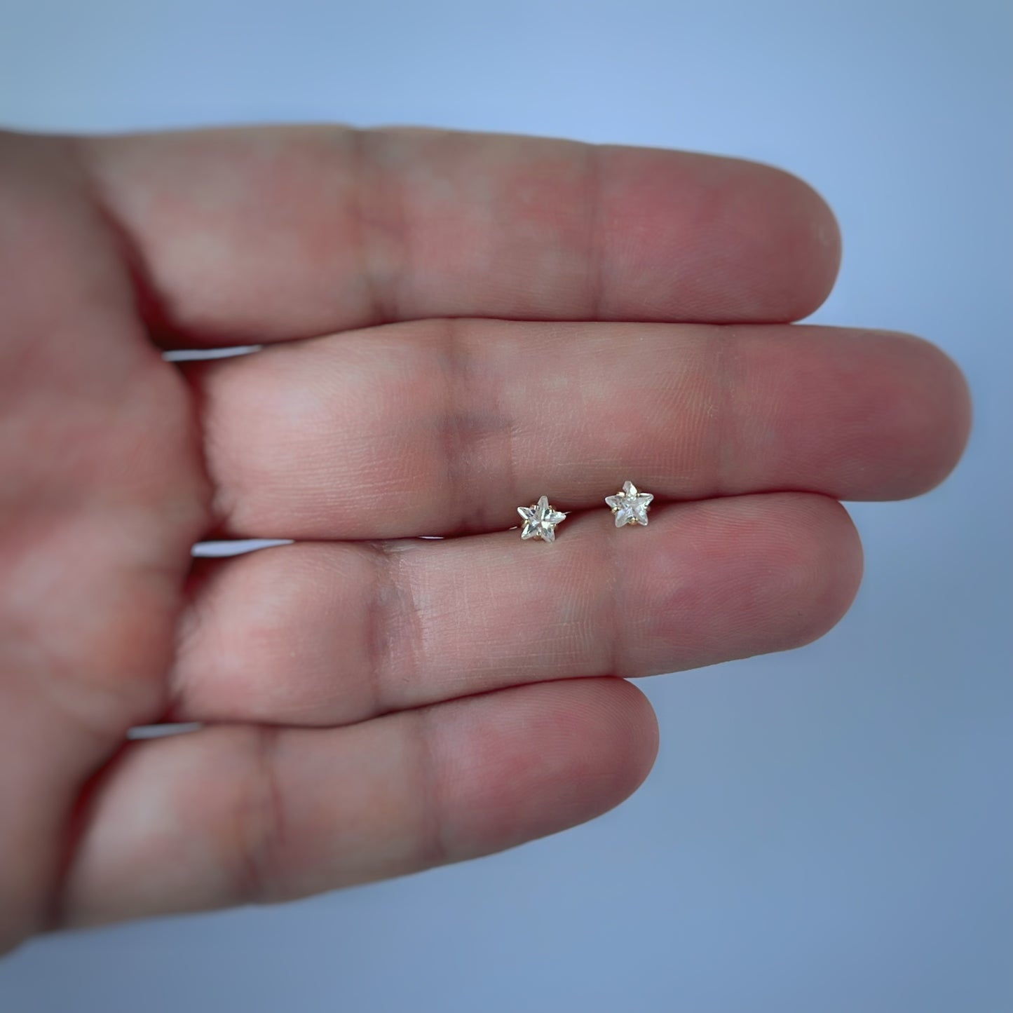 Aretes en oro amarillo 14k estrellas de circonitas blancas con broche rosca