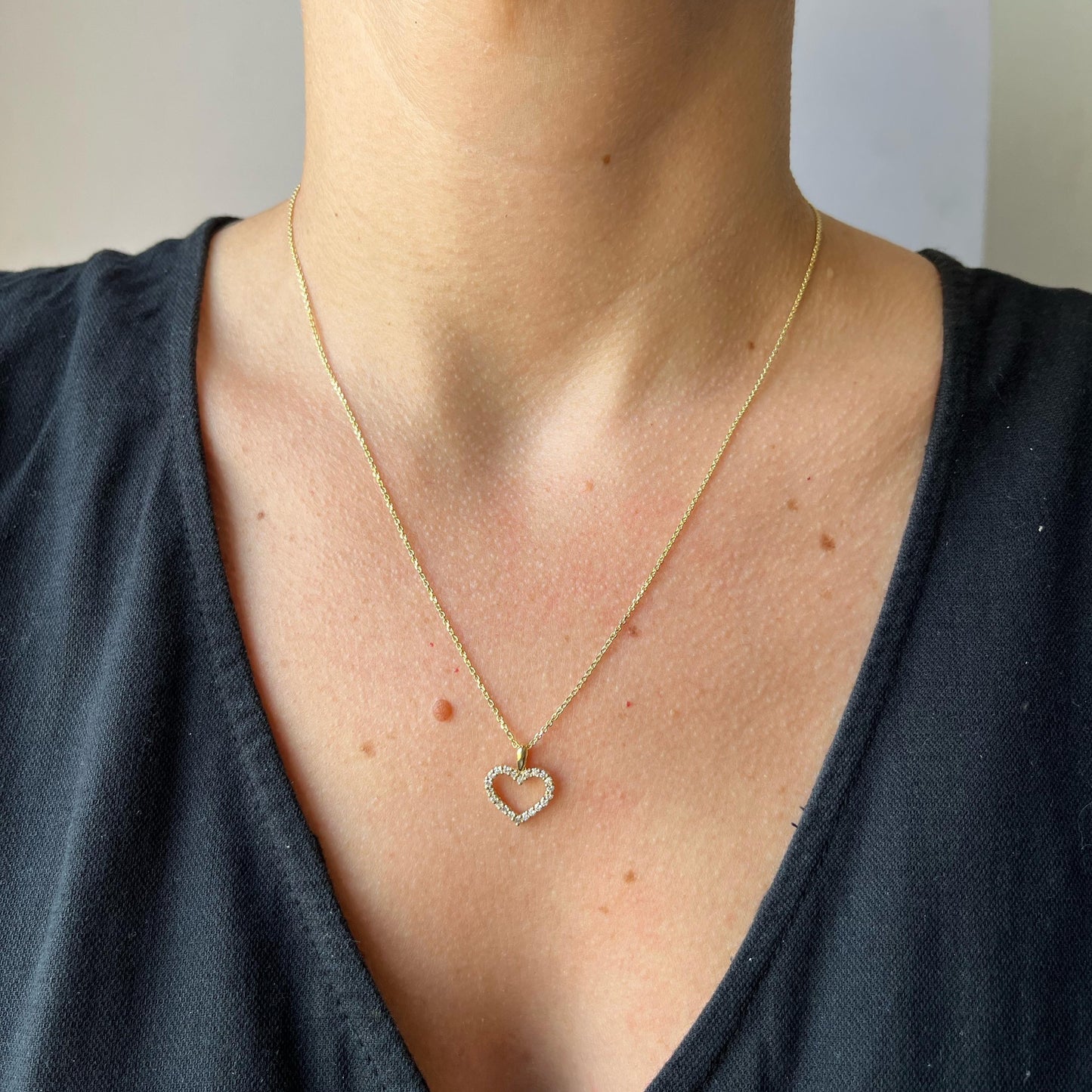 Dije de corazón delineado en oro amarillo 14k y diamantes 0.25ctw