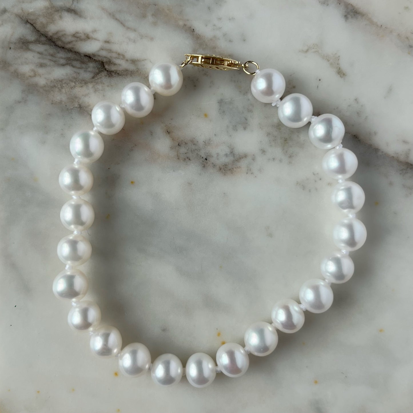 Pulsera de perlas con broche de oro amarillo 14k