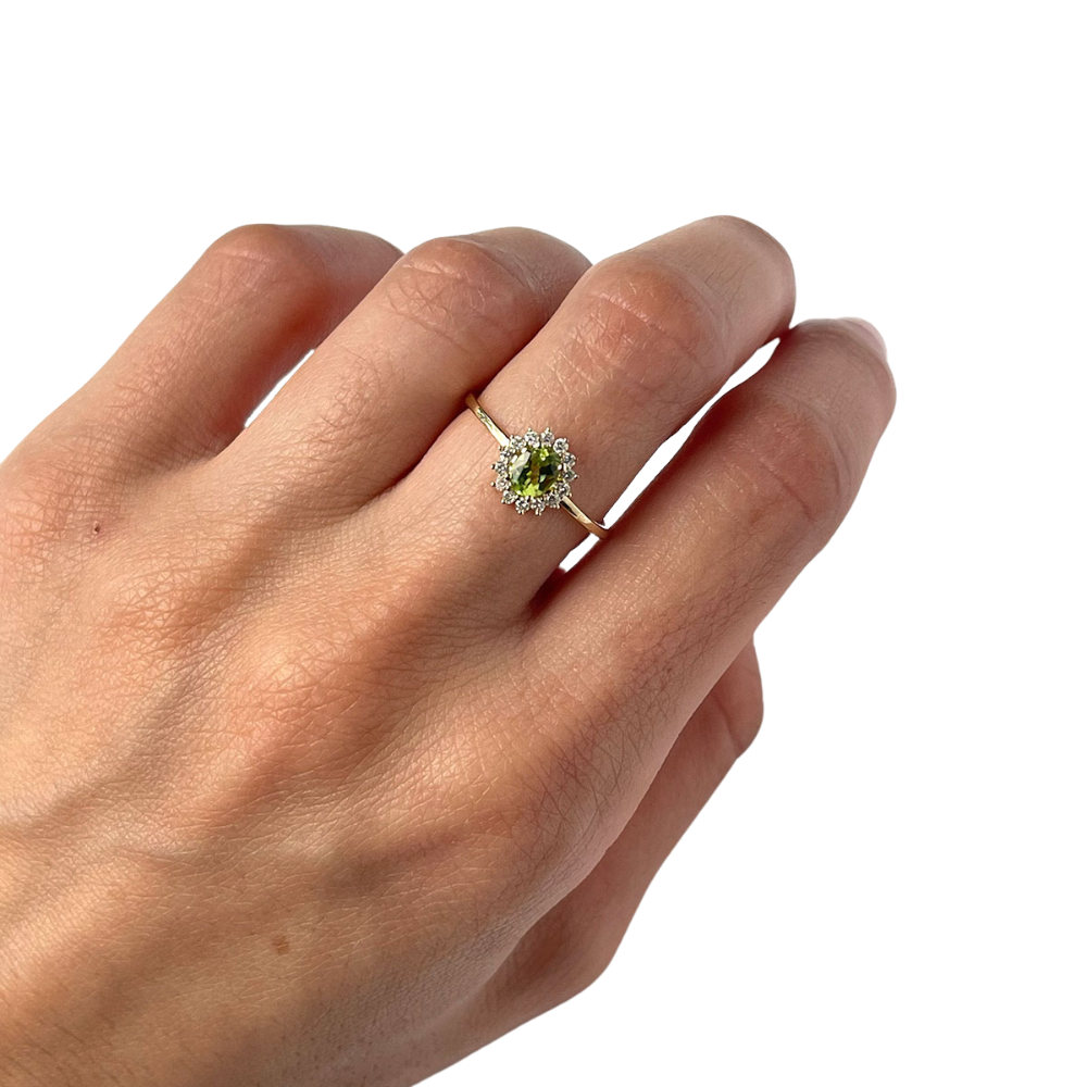 Anillo en oro amarillo 10k con peridot y halo de diamantes 0.11 ctw