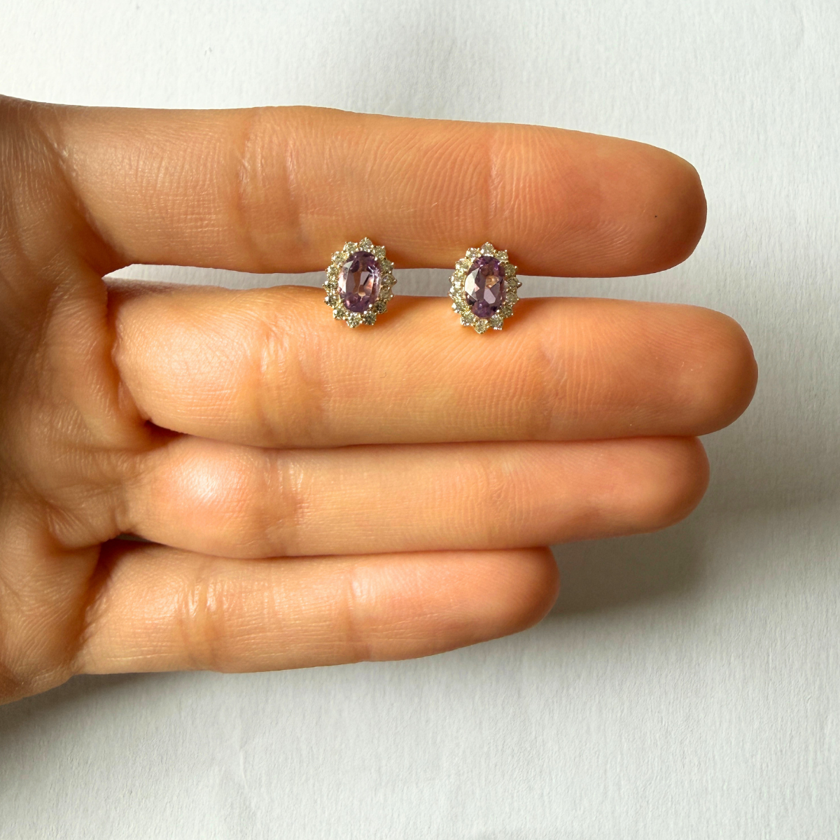 Aretes en oro amarillo 10k con amatistas ovaladas y halo de diamantes 0.35ctw