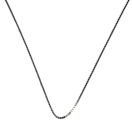 Cadena mini box en oro blanco 14k.