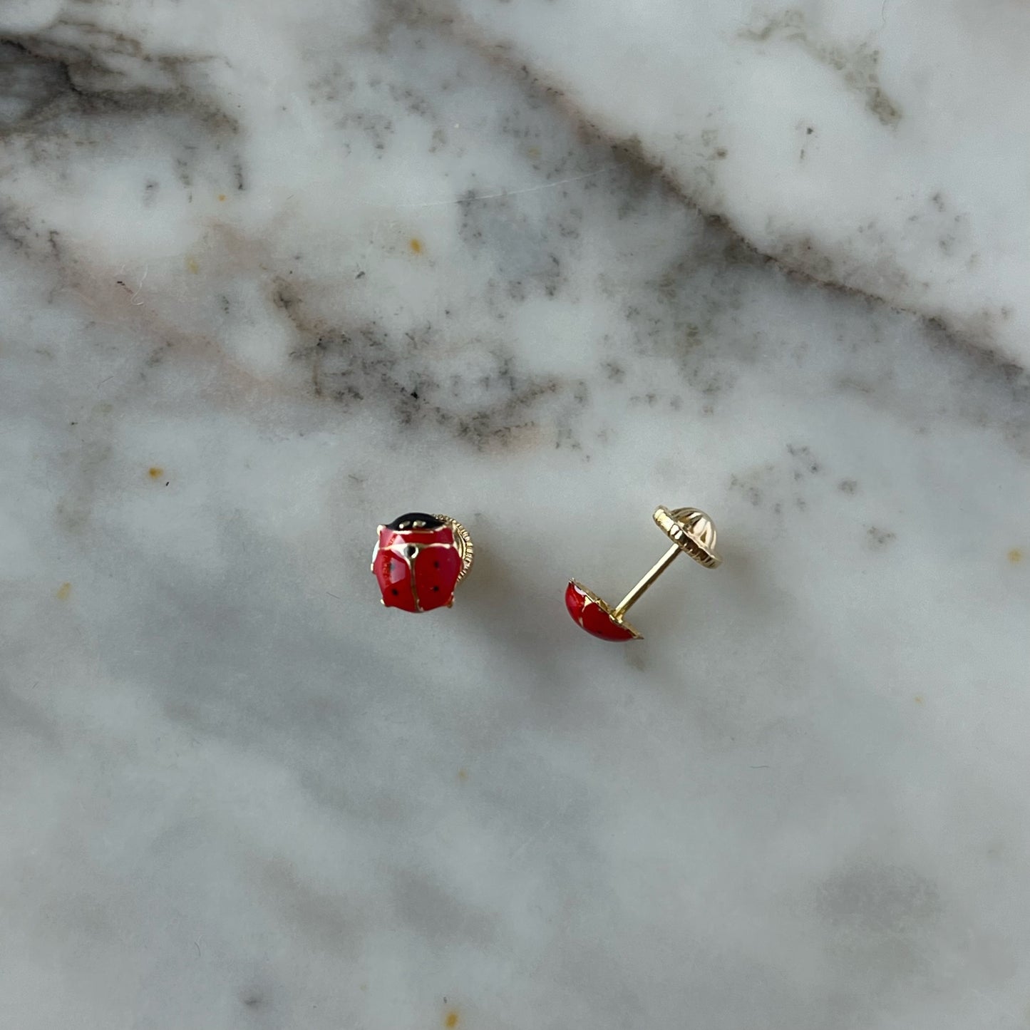 Aretes en oro amarillo de 14K con mariquitas esmaltadas con tope rosca