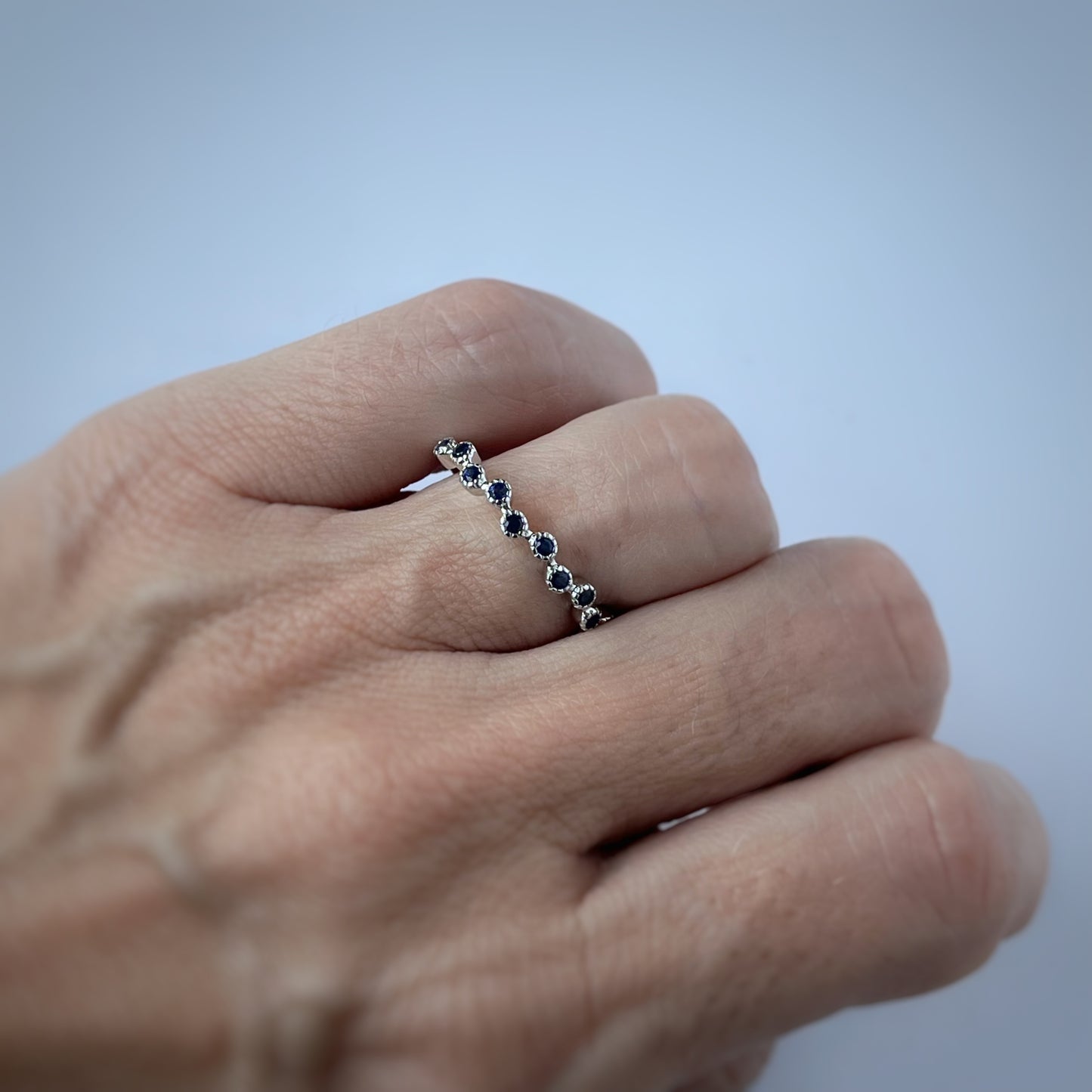 Anillos en oro blanco 10k con zafiros mini biseladas