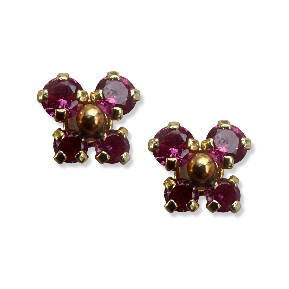 Aretes en oro amarillo 14K con mariposa con circonita fucsia y bolita de oro en el centro con tope rosca