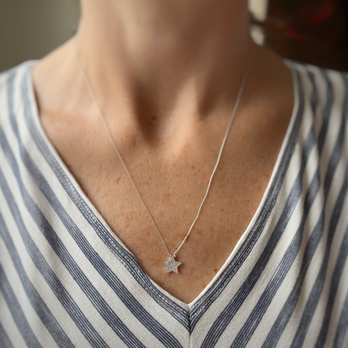 Collar en oro blanco 10k con estrella de diamantes 0.10ctw