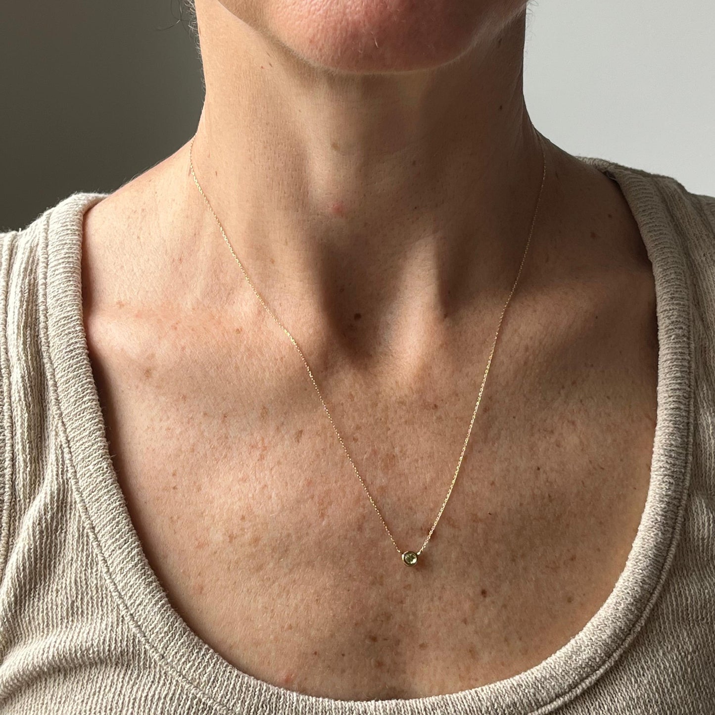 Collar en oro amarillo 14K con peridot biselado