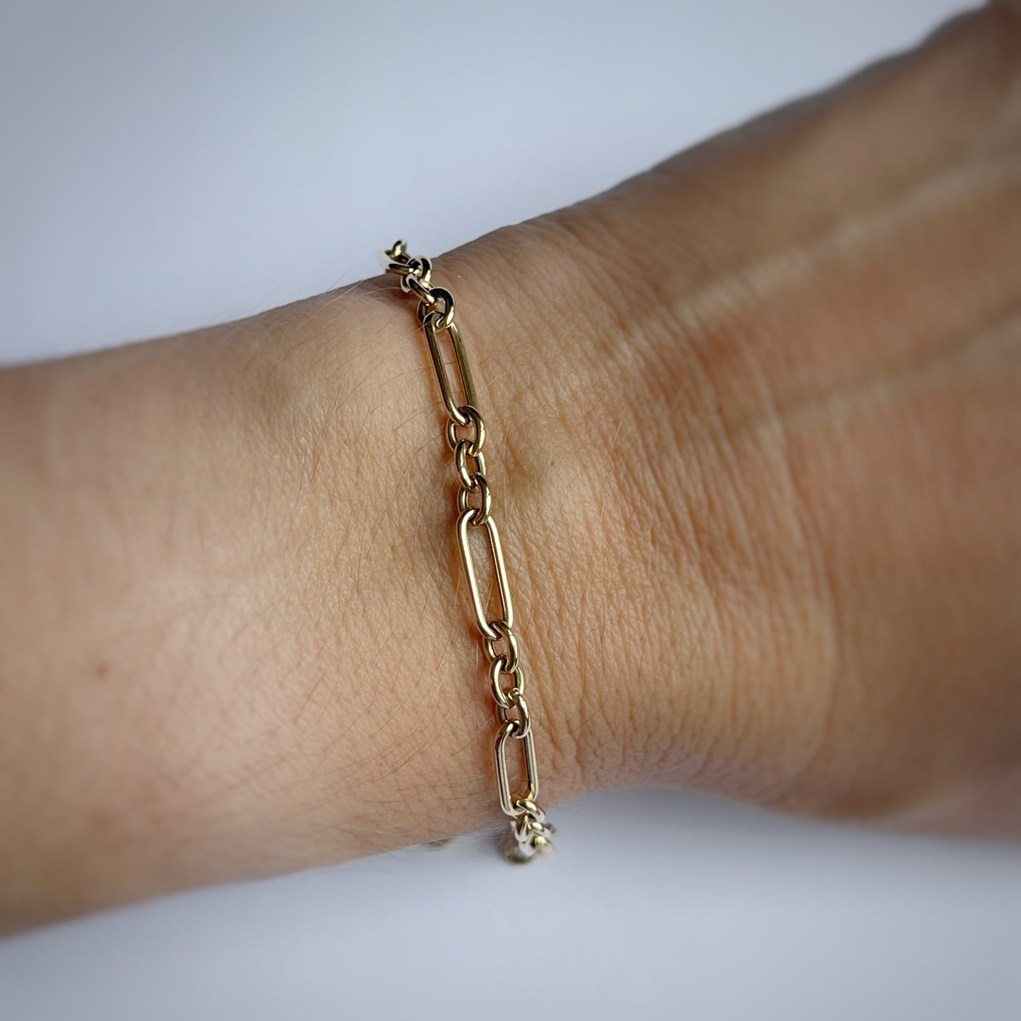 Pulsera de cadena eslabones largos y cortos estilo paper clip en oro amarillo 14K