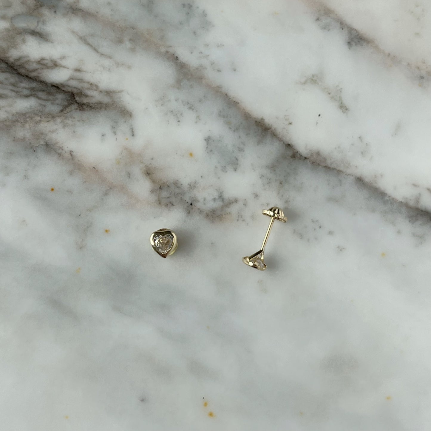 Aretes en oro amarillo 14k circonita blanca de corazón con bisel con broche rosca