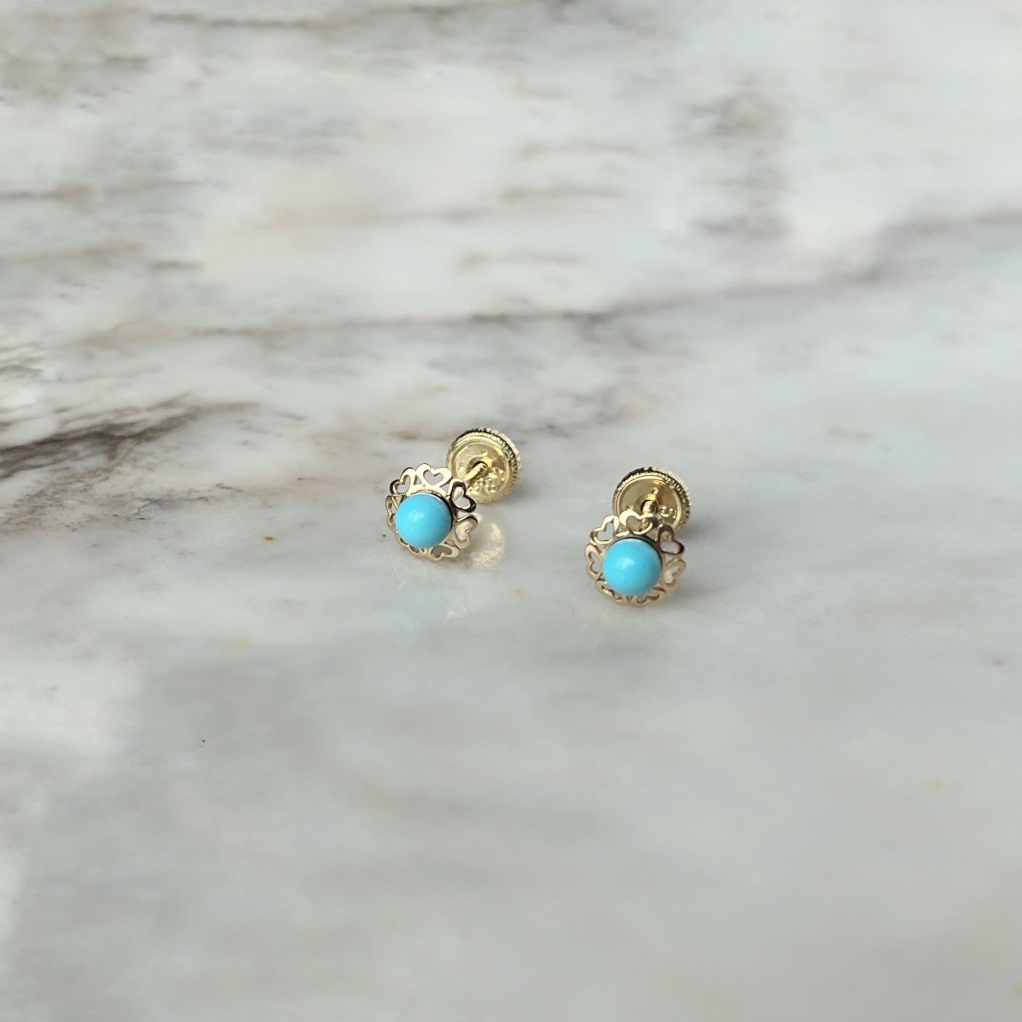 Aretes en oro amarillo 14k con turquesa y con borde de corazones con broche rosca