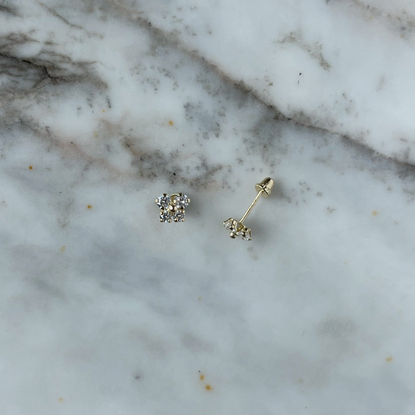 Aretes en oro amarillo 14k con mariposita de circonitas blancas con broche rosca