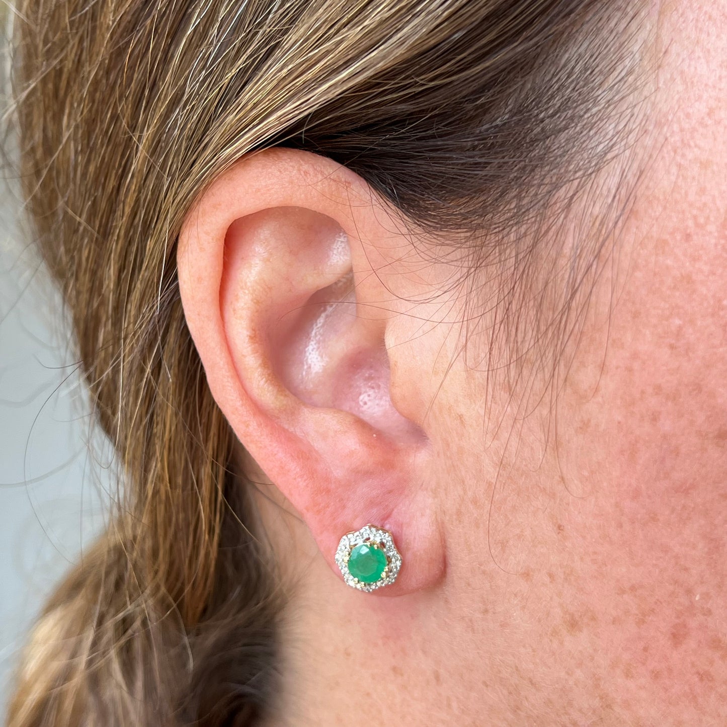 Aretes en oro amarillo 10k octagonales con esmeralda y diamantes 0.12ctw