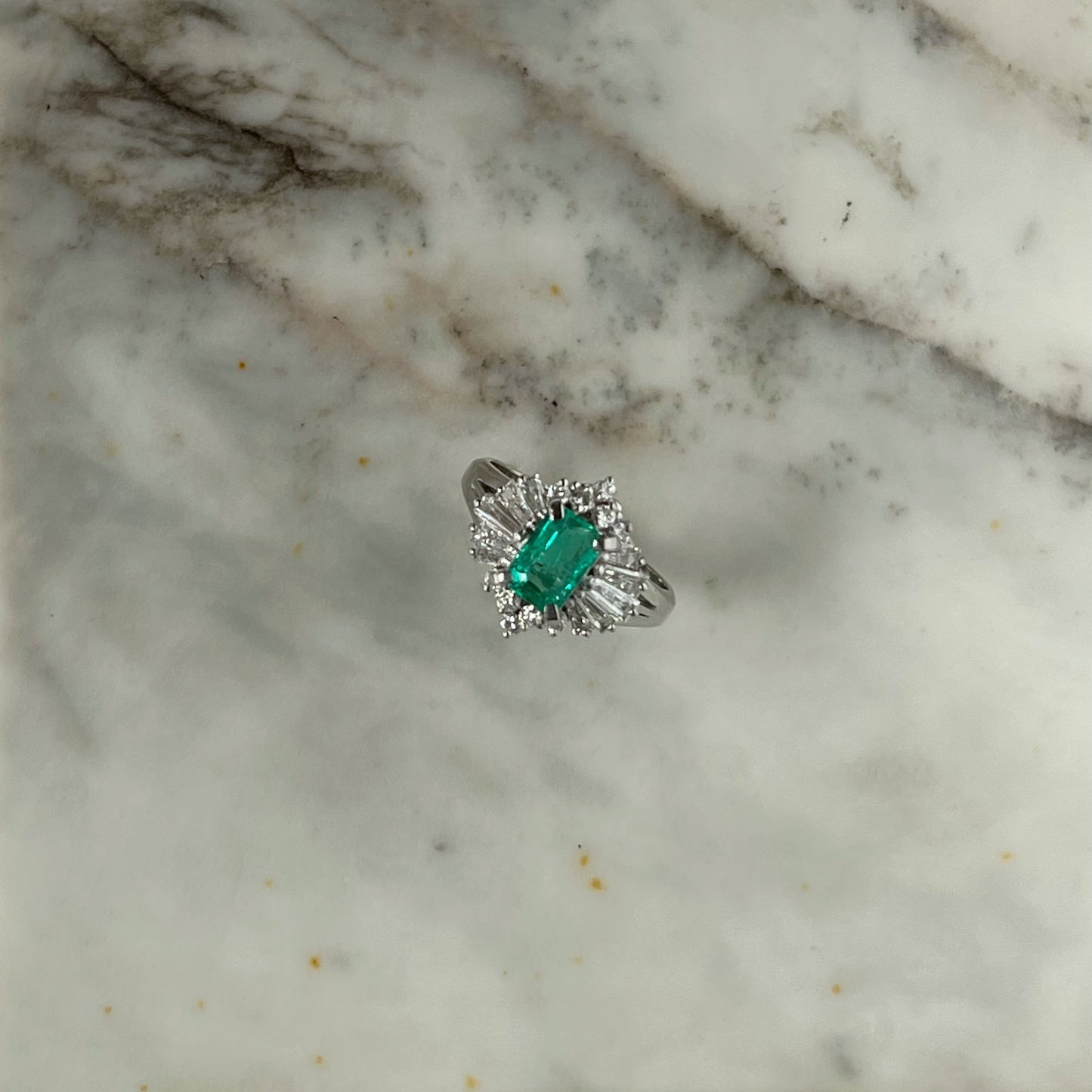 Anillo de platino con esmeralda colombiana 0.81ct y diamantes 0.61ctw (Incluye reporte de GIA)
