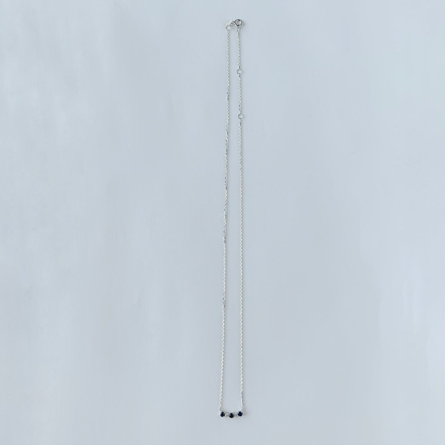 Collar en oro blanco 14k con zafiros y diamantes 0.05ctw