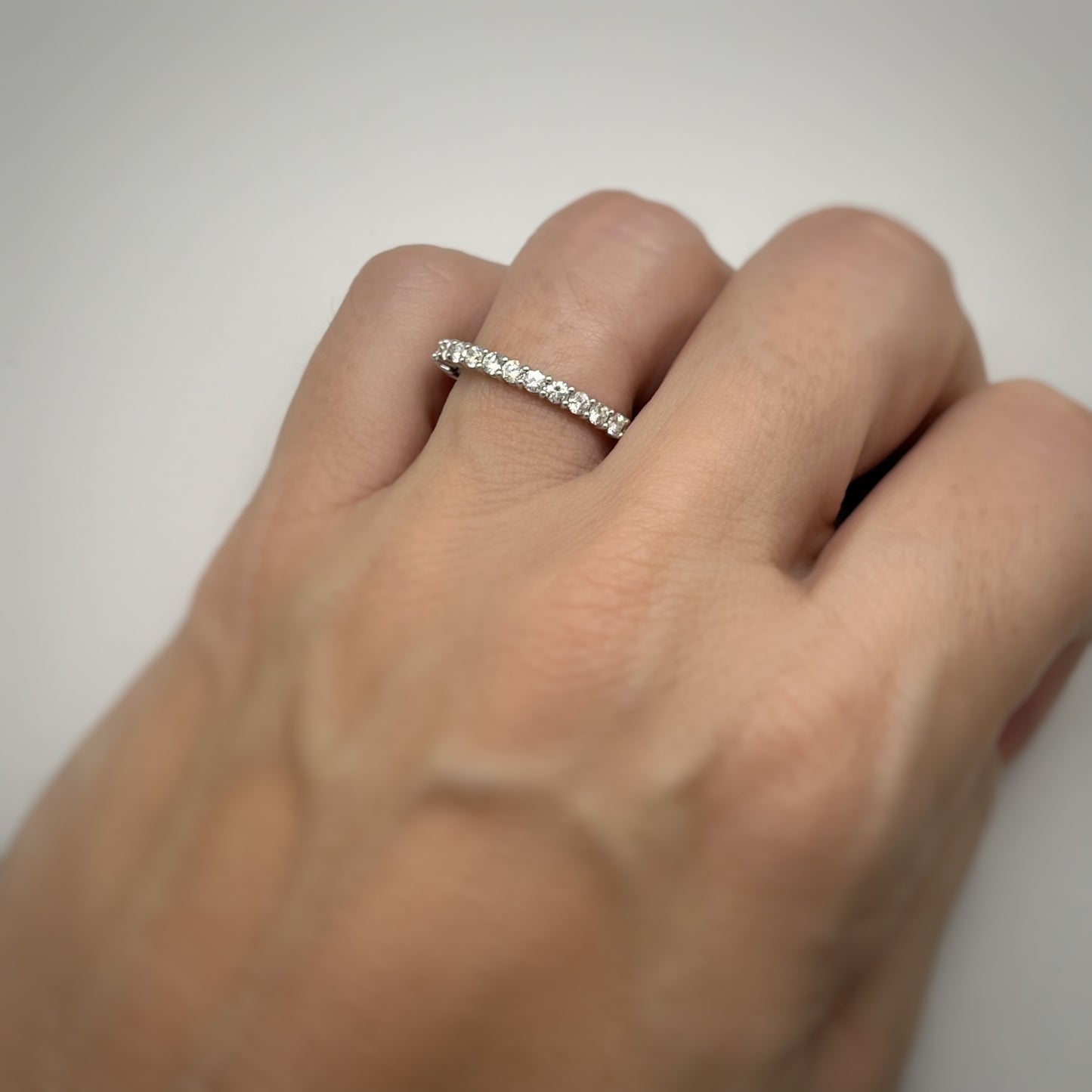 Medio cintillo de diamantes 0.50ctw en oro blanco 18k