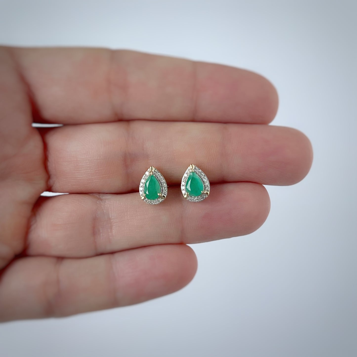 Aretes en oro amarillo 10k en forma de gota con esmeralda y diamantes 0.10ctw