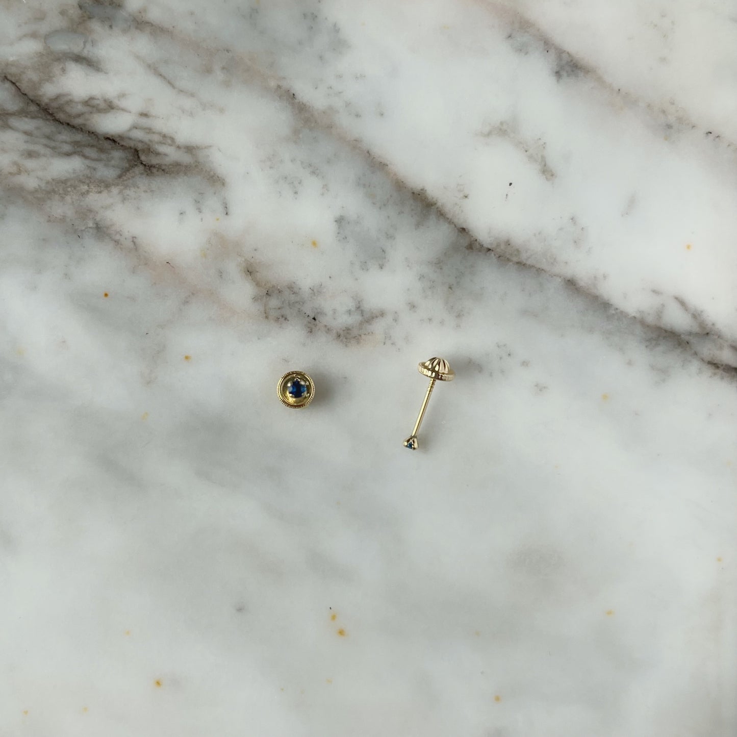 Aretes oro amarillo 14k con circonita azul de 2mm con broche rosca