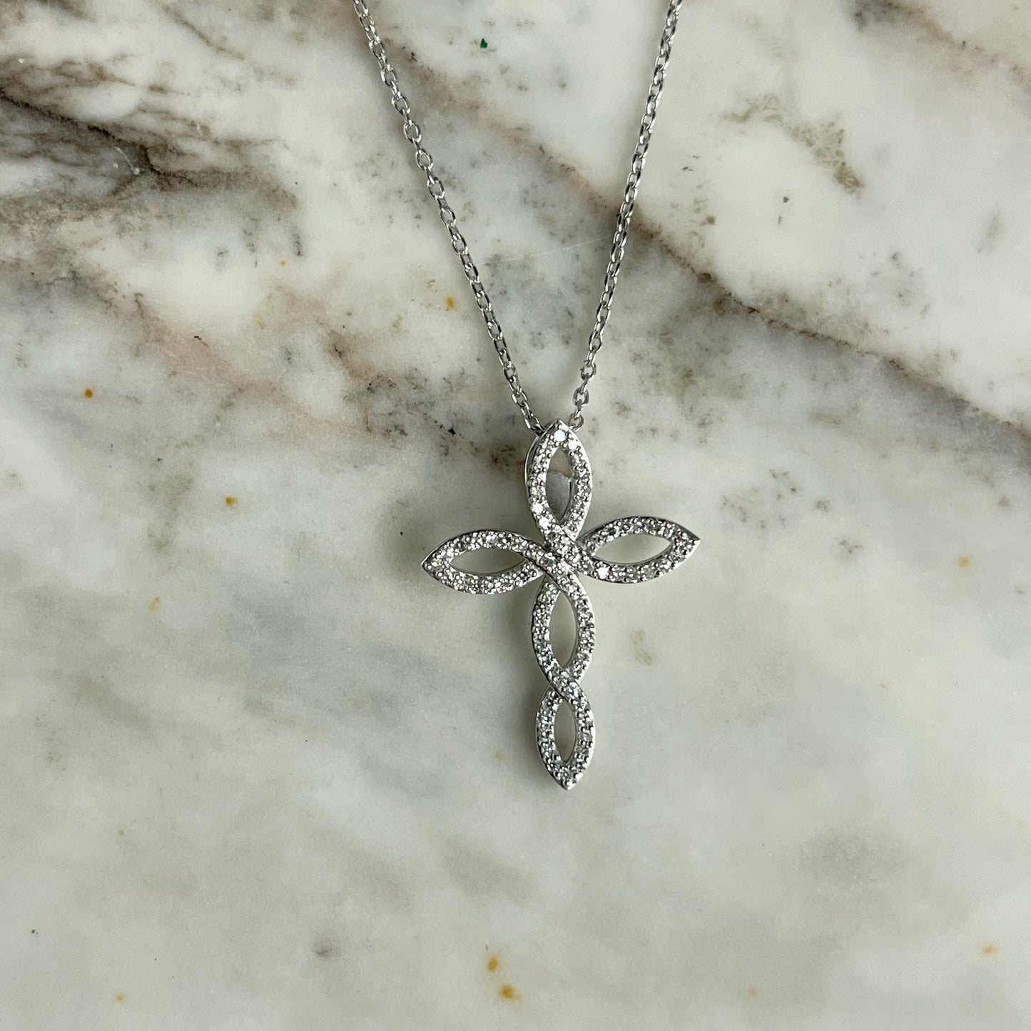 Collar en plata con cruz de curvas y puntas con diamantes de laboratorio 0.25ctw