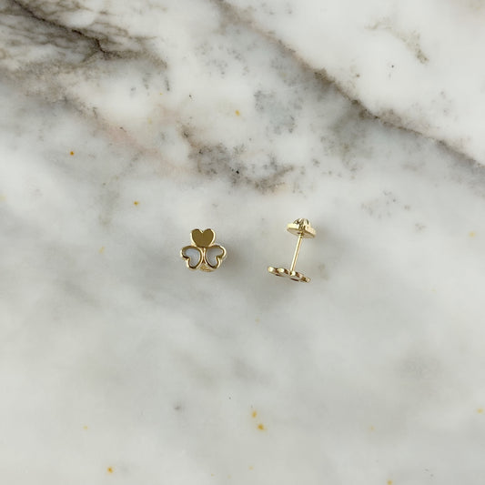 Aretes en oro amarillo de 14K con trébol en madre perla y oro con tope rosca