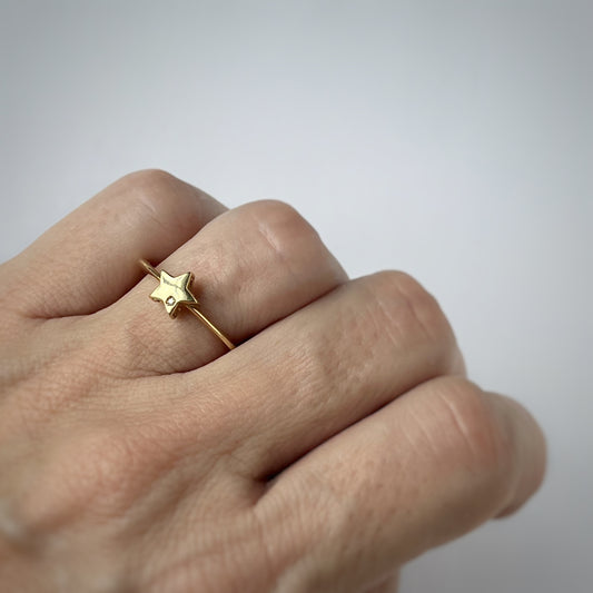 Anillo en oro amarillo 14k con estrella y diamante