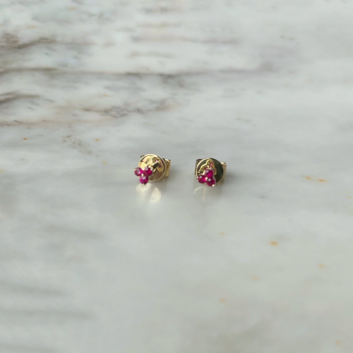 Aretes mini de 3 rubíes en oro amarillo 14k