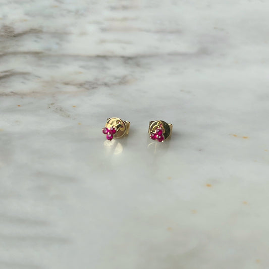 Aretes mini de 3 rubíes en oro amarillo 14k