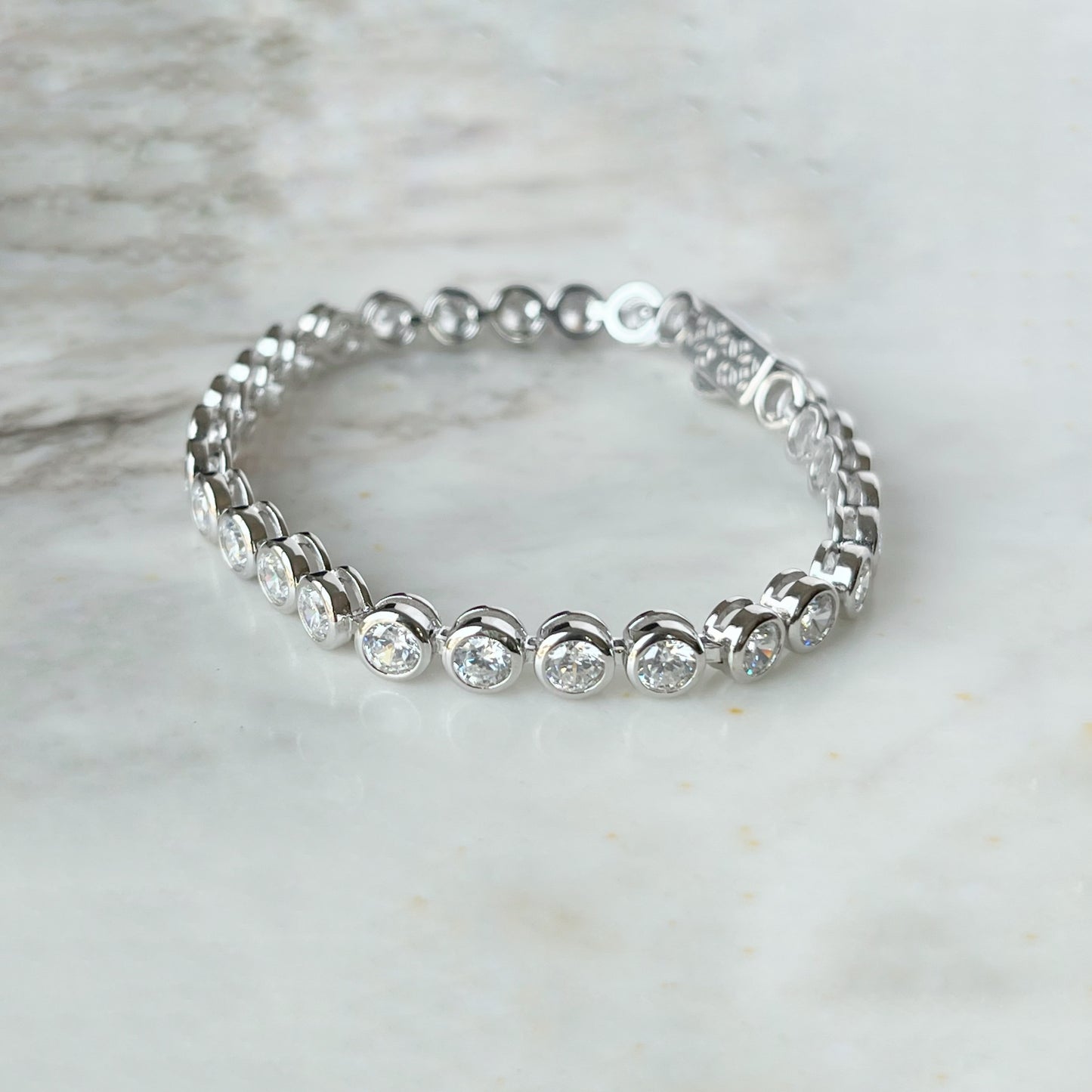 Pulsera tipo tenis con circonitas redondas biseladas 10ctw