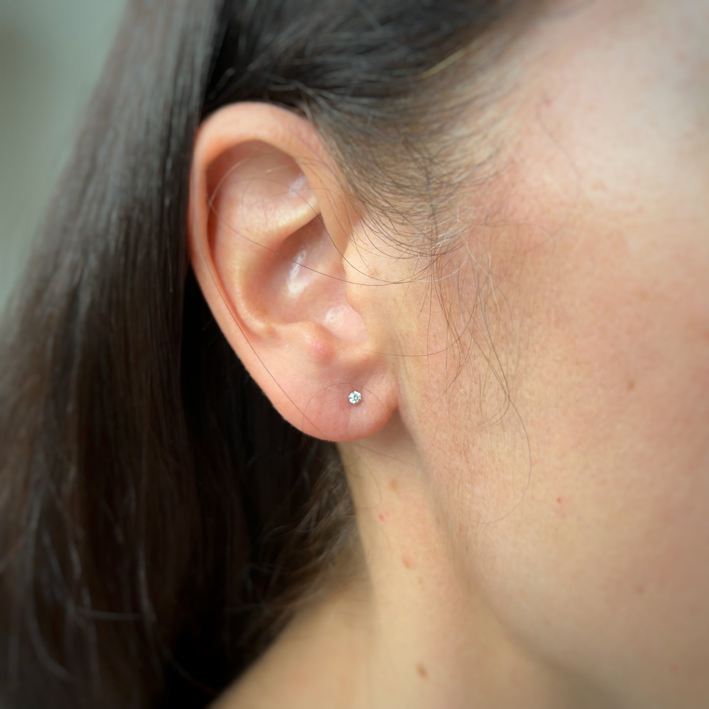 Aretes oro amarillo 14k con circonita blanca de 2mm con broche rosca