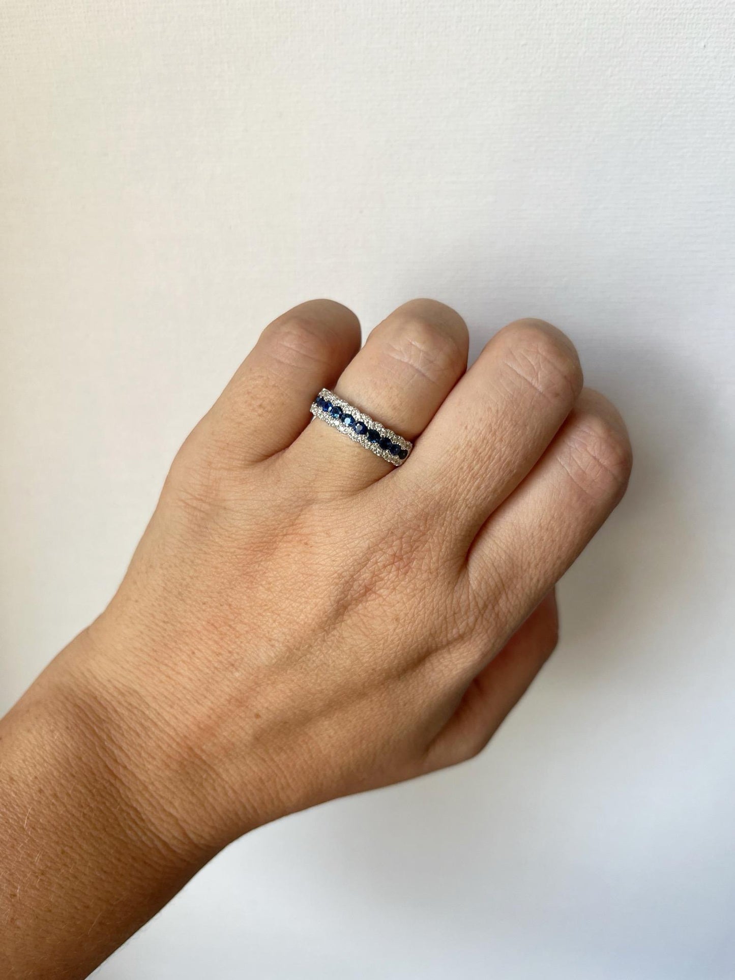 Anillo en oro blanco 14K con zafiros redondos y dos filas de diamantes 0.30ctw