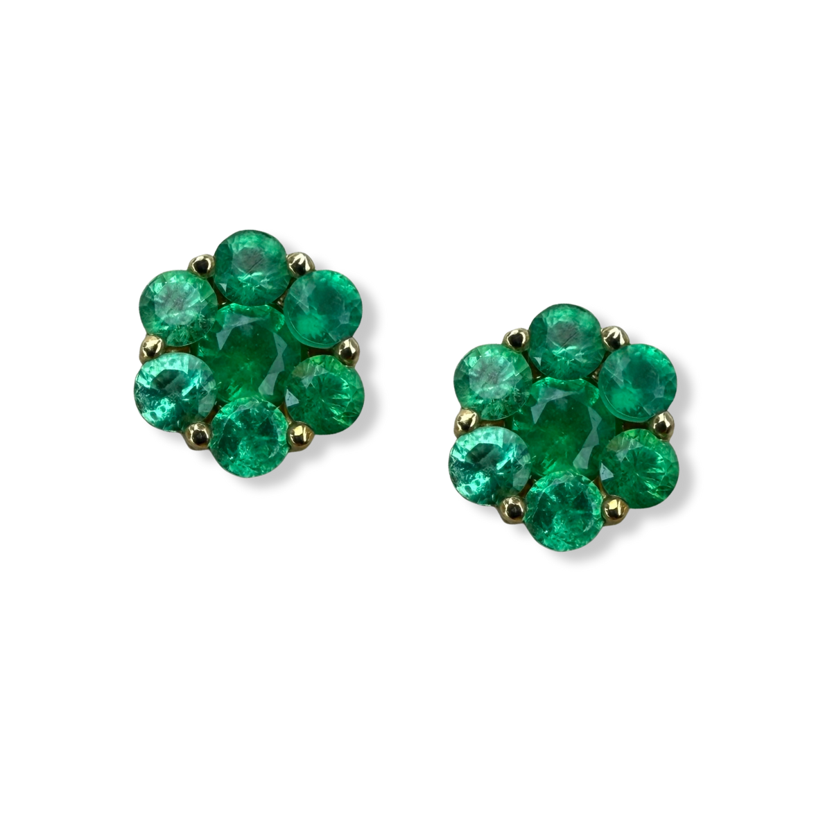 Aretes mini cluster de esmeraldas 0.30ctw en oro amarillo 10k con broche a rosca