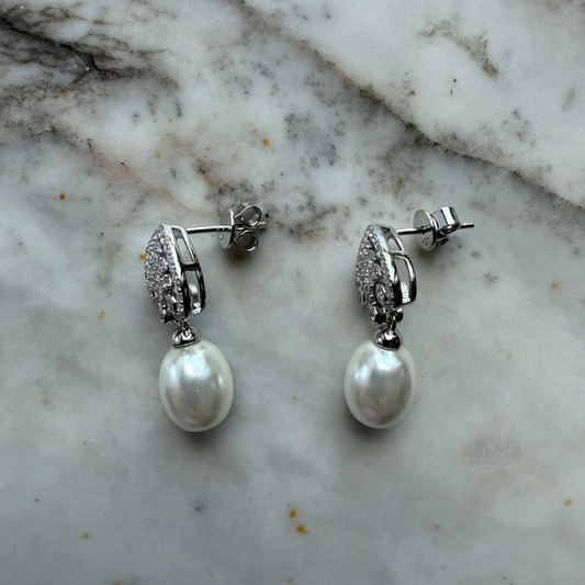 Aretes Bri de plata con baño platino y perla colgante