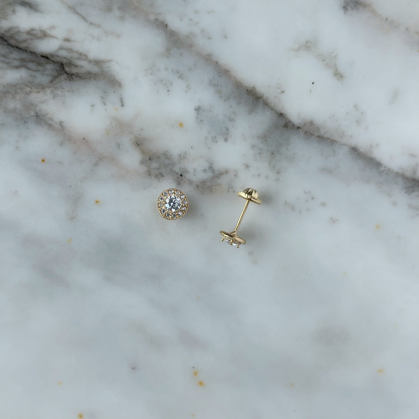 Aretes en oro amarillo 18k circonita blanca con halo de circonitas con broche rosca