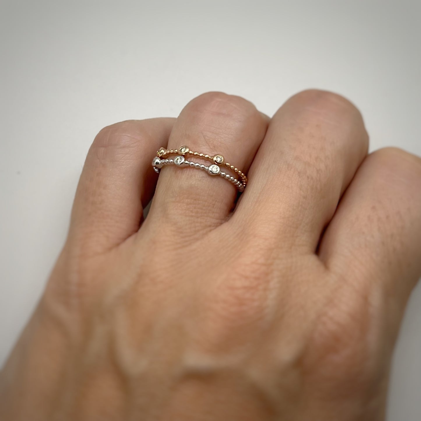 Anillo en oro blanco 14k de bolitas con 3 diamantes